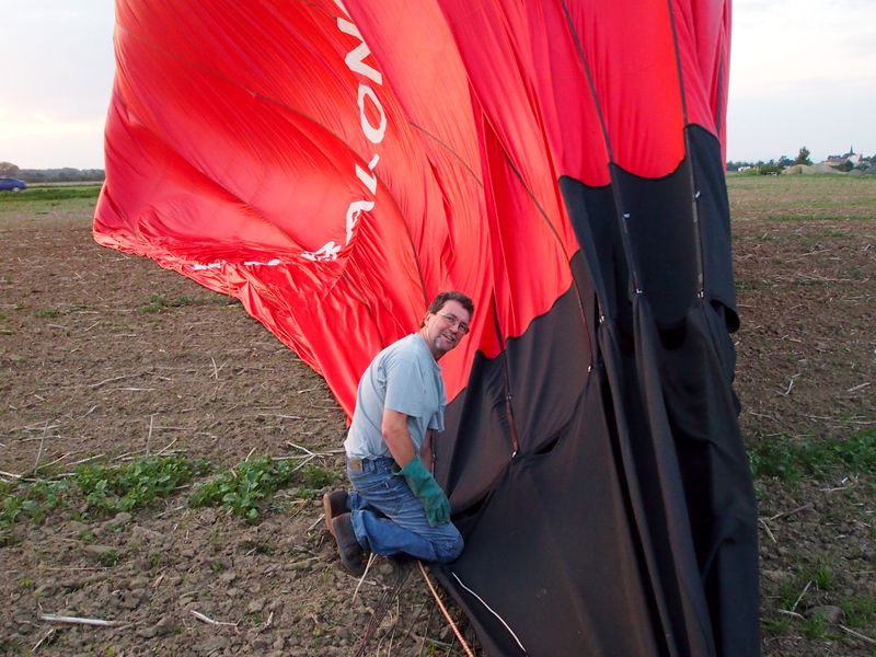 Posádka připravující horkovzdušný balon